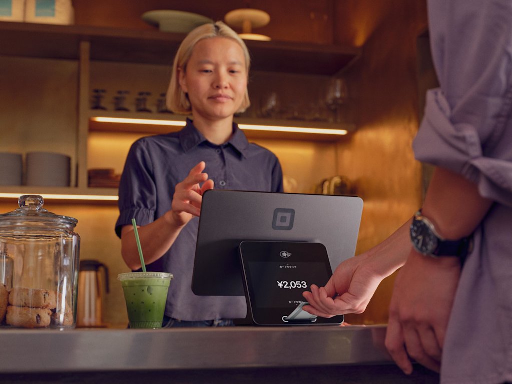 飲食店でSquare レジスターを使いカード決済を受け付ける様子